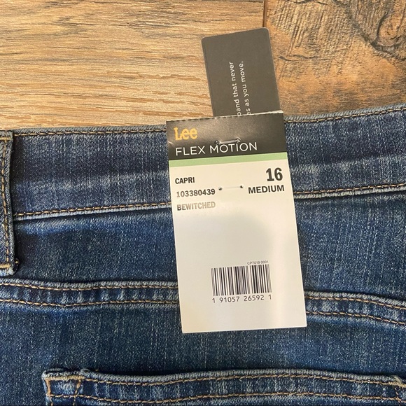 NWT! Lee Flex Motion Regular Fit Jean Capris size 16 - Picture 3 of 7